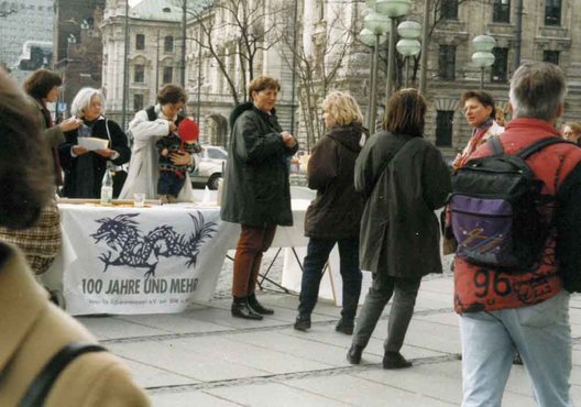 Stadtrundgang Station Maximilianstraße – Unterschriftenaktion mit Gesprächen 1998