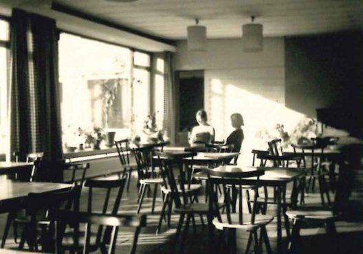 Stadtrundgang Station Jägerstraße – Innenaufnahme vom Neuen Luisenhaus mit zwei Mädchen vorm Fenster sitzend